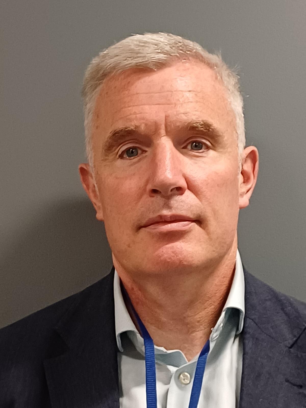 Andy Roe headshot