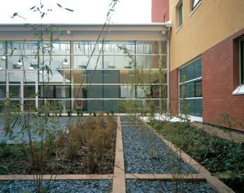 The West Middlesex University Hospital, London by architect Nightingale Associates features blocks arranged around attractive courtyards. These contain the outpatients department at ground floor level with wards above