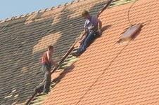 Dangerous Budapest roof workers 