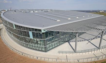 Over 5,000m2 of Kalzip stucco-embossed, aluminium, standing seam roofing has been used on the new £24m Olympic-sized swimming pool complex at Cardiff Bay’s International Sports Village. 