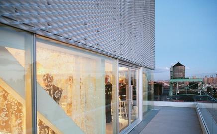 The expanded aluminium creates a textual skin and blurs the building’s edges