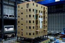 Earthquake-proof wooden building