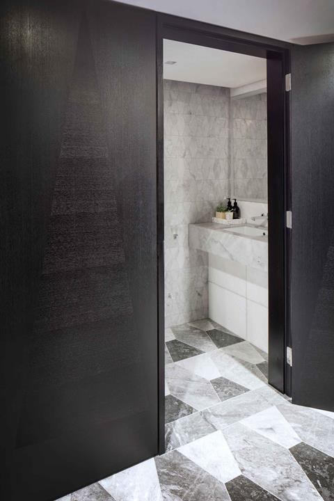 Centre point tower, bathroom, 3 bed apartment â© luke hayes