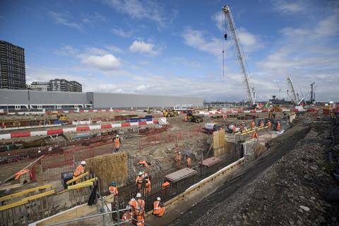 Capping beam construction in the central box at Old Oak Common