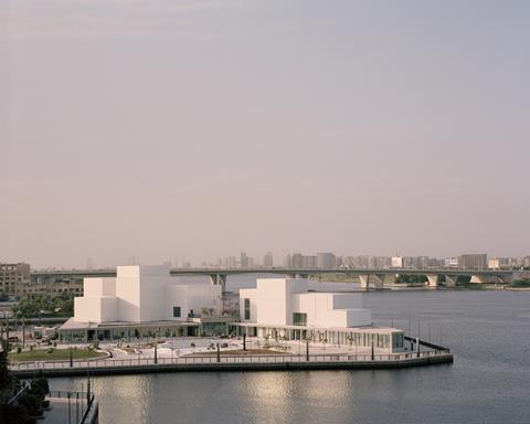 Serie Architects' Jameel Arts Centre in Dubai: View of the peninsular site and surrounding waterfront promenade
