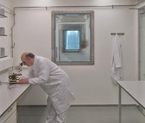 A Pirbright Institute scientist working inside a high-containment laboratory in the institute’s Plowright ԰ɵ̨