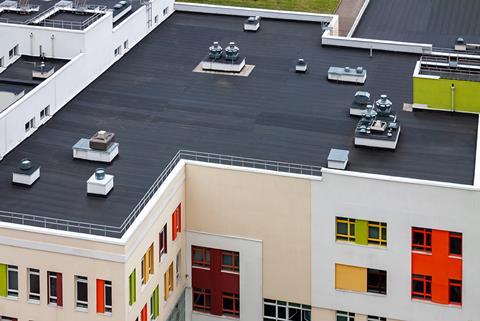 Plant installations on a flat roof