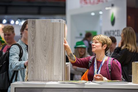 UKCW - Visitors looking at products on stand at Surface & Materials Show - 12 October 2017 (Credit UKCW) (1)