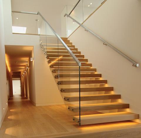 Cantilever staircase