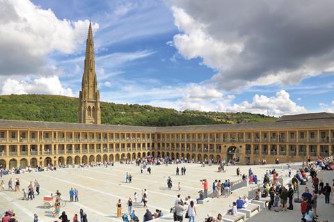 PIECE-HALL-SQUARE,-HALIFAX-Alamy-JTAHMJ