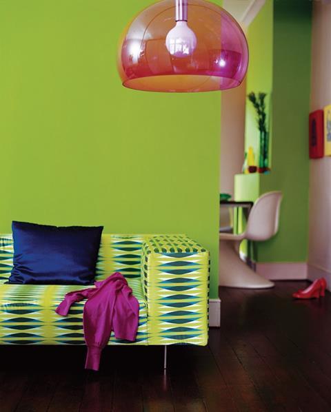 Colour schemes that contrast with furniture and accessories can create a dramatic and contemporary feel
